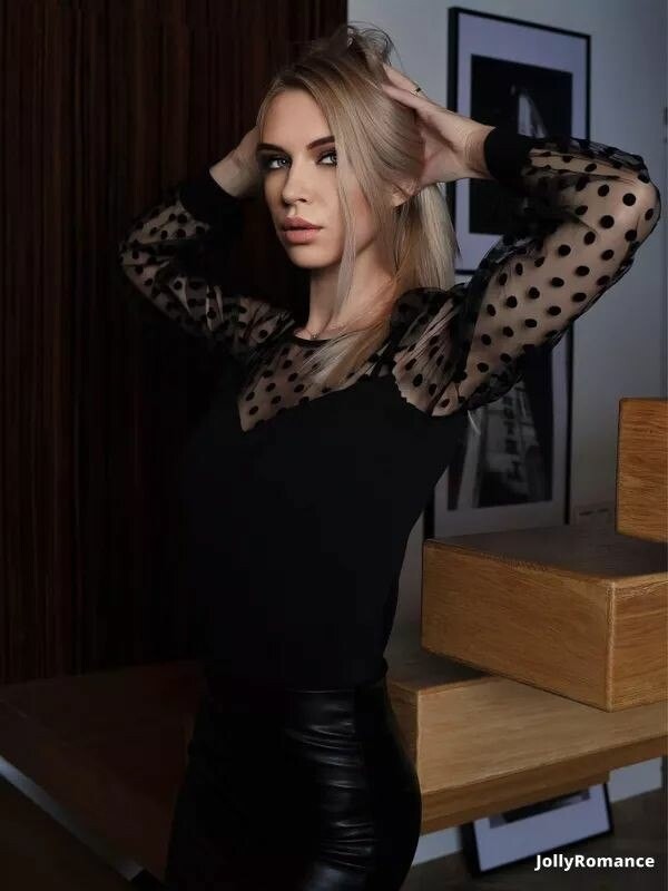Elena, 30
