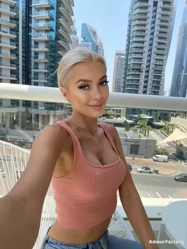 Anna, 32