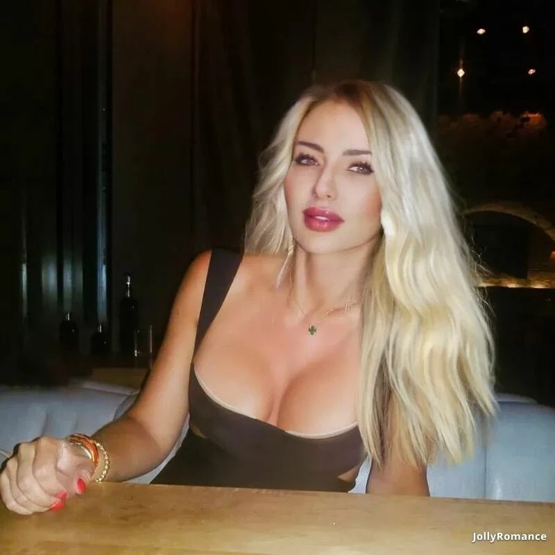 Alexandra, 41