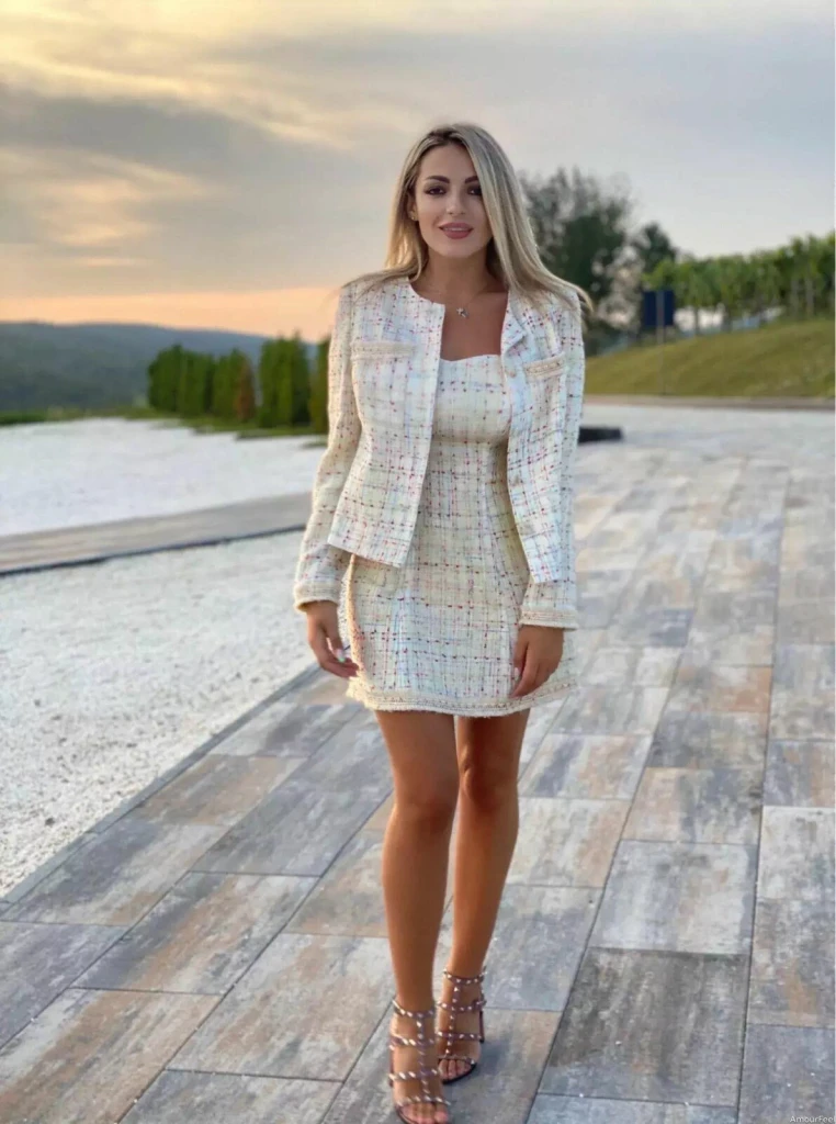 Aurora, 33